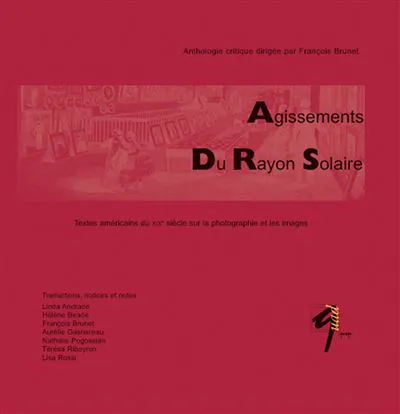 La couverture est ornée d'un rouge qui recouvre toute sa surface.