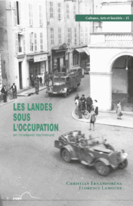 La couverture est une photographie appartenant aux archives départementales des Landes. Elle a été prise le 1er juillet 1940 à Mont de Marsan près du théâtre Le Molière. Des voitures appartenant aux occupants allemands défilent.