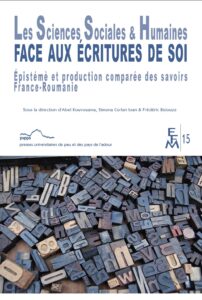 La couverture est une photographie d'un lot de caractères d'imprimerie mobiles, de toute taille.