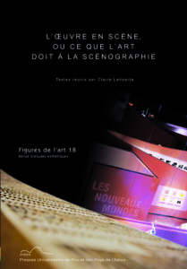 En photographie de couverture une halle d'exposition vu d'un escalier