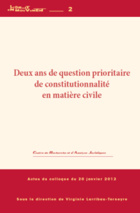 La couverture est ornée d'un carré blanc sur fond rouge. Sur le carré on retrouve le titre qui est de la même couleur que le fond.