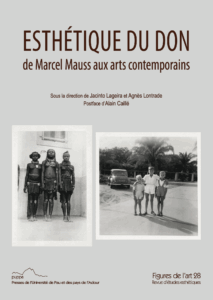 Les photographies en couverture mettent en perspectives deux trios d'enfant dans deux zones géographique différente.