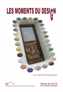 La photo a été prise au Parc Güel à Barcelone de B. Cupertino, il s'agit d'une pote de verre et de bois enfoncée dans un mur et entourée de pierres colorées.