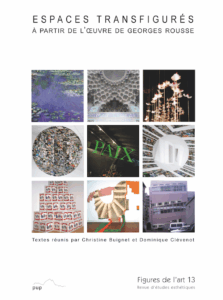 La couverture est une composition de multiples photographies d'oeuvres représentant majoritairement soit des espaces encombrés (de livres par exemple) soit des espaces délimités par ce qui les constituent (nénuphar, immeuble).