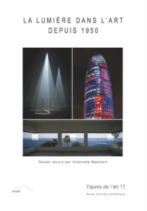 La couverture est un regroupement de trois photographie : un immeuble, le point de vue d'une fenêtre donnant sur une plage, et des projecteurs éclairant une pièce sombre peut être un plateau de théâtre.