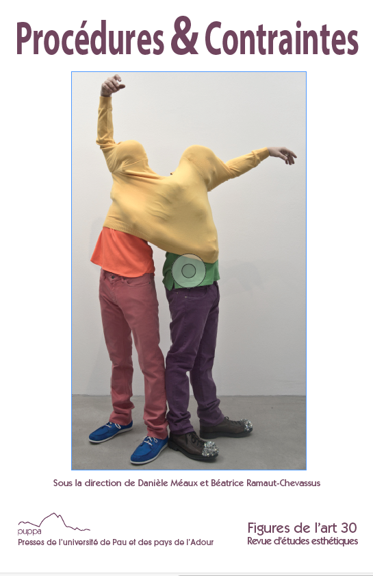 La couverture est une photographie nommée Performative Sculpture datant de 2011. Elle représente deux individus coincés dans le même vêtement