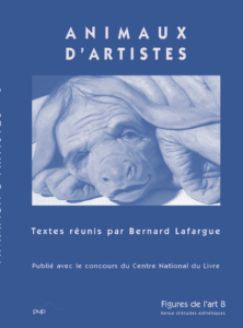 La couverture avec fond unie bleu contient en son centre une photographie d'une créature paraissant hybride : la majorité du corps semble animal mais des expressions et traits du visage semblent humain