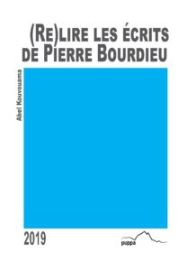 La couverture est un carré bleu sur fond blanc