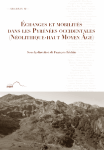 En couverture, la photographie de l'abri sous roche det Caillaü, au plateau de Lhers à Accous dans les Pyrénées-Atlantiques. L'abri contient les traces d'occupations temporaires du Néolithique au Moyen-Âge.