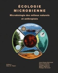 La couverture est ornée de quatre photographies d'écosystèmes, chacune complétée par une photo d'un micro-organisme représentatif de ces biotopes. Une microphotographie est au centre de ces quatre duos.