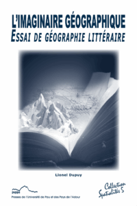Couverture illustrée par un montage numérique représentant un livre qui accueille en lui une chaîne de montagne ainsi qu'une carte