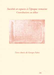 La couverture est ornée d'une tablette d'écriture romaine