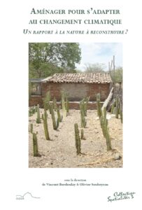Couverture illustrée par une photographie comprenant une maison en brique et un champ de cactus