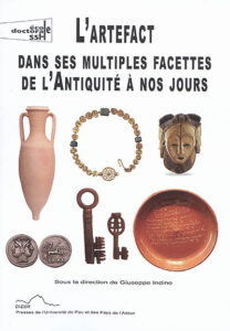 Couverture ornée d'éléments du domaine de l'archéologie : une jarre, un masque, des pièces, des clefs, une assiette