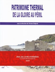 Dans la partie supérieure de l'ouvrage il y a le titre en bleu. En dessous l'image d'une ruine d'une station thermale est caché par un bandeau rouge sur lequel il est écrit Prix du livre pyrénéen - Connaissance 2024