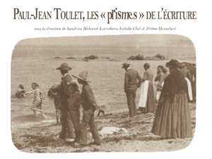 Couverture de l'ouvrage, foramt à l'italienne. Le texte est en marron en haut. Une photo en noir et blanc en dessous représente des gens sur la plage.