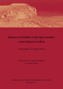 Couverture rouge, avec le titre en noir. En bichromie blanc et rouge, on aperçoit un paysage de montagne.