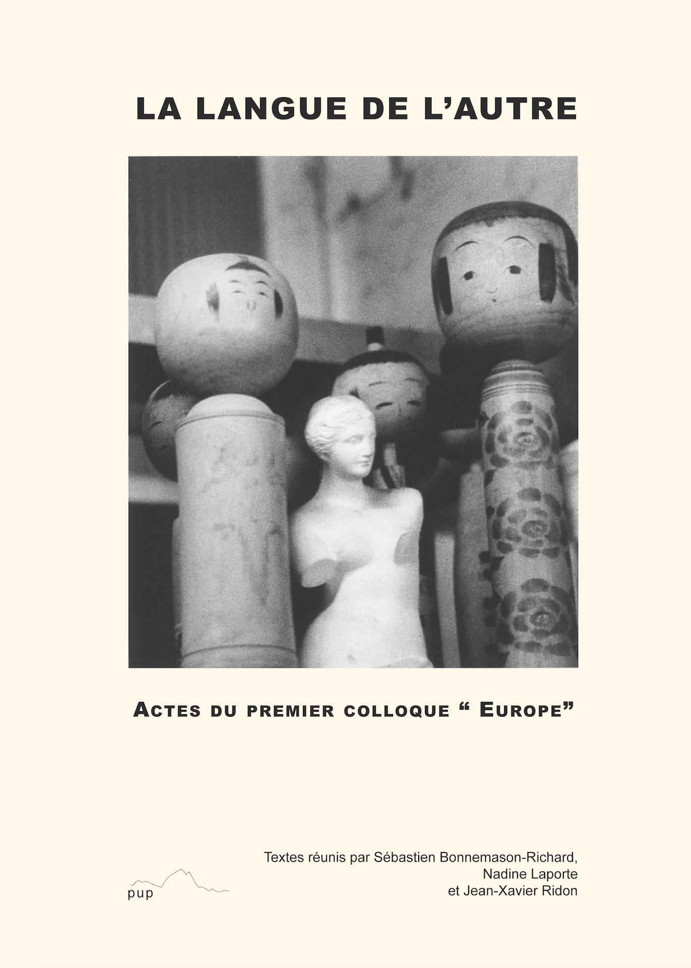 Couvertur blanche, écriture noire, avec une photo d'une vénus de Milo entourée de poupées kokeshi